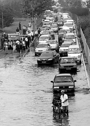 北京安华桥遇雨连续瘫痪反思:应急预案有待加
