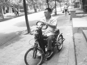 腿残男子发明残疾人电动车