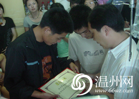 温州市委副书记赵一德看望勇士卢丙会(图)