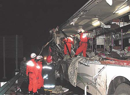 贵州汽车追尾7人死亡20余人受伤(图)