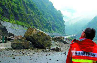云南国道320线再次发生大规模泥石流阻车近千辆_新闻中心_新浪网