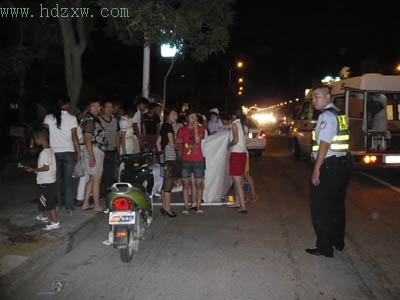 街头分娩一群女人围起 路边产房