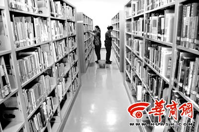 市图书馆今向外借书 逾期归还每天收2角(图)