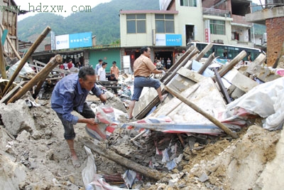 安溪长坑村民清理倒塌房屋