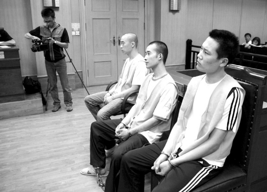 张哲摄本报讯(记者周贤忠通讯员谭晓光)备受瞩目的杀害民警陈纪平案8