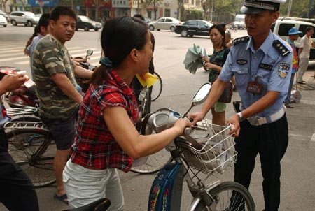 郑州警方开查电动车 半数以上市民不赞成禁行