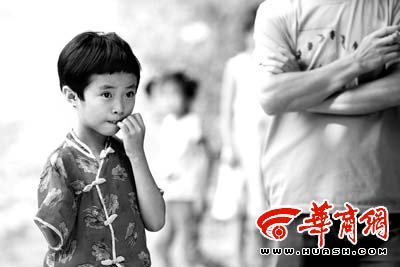 独掌女孩找到烫伤属意外(图)