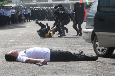 狙击手一枪击毙劫持人质歹徒