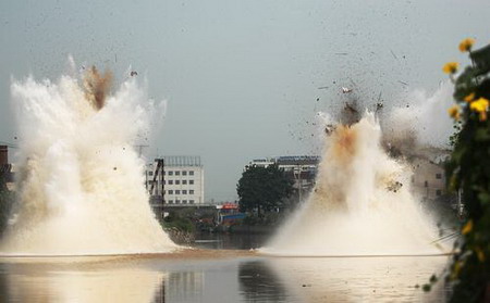 江蘇泰州水下爆破橋墩(圖)