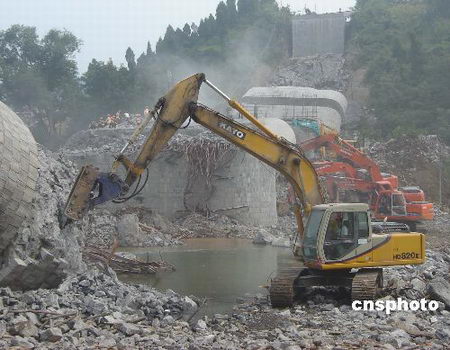 湖南凤凰大桥坍塌事故桥墩爆破完成