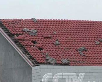 屋顶瓦片被砸破