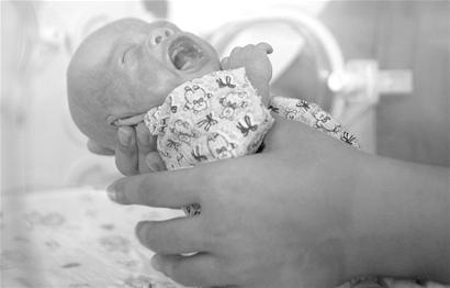 885克早产儿 40次逃离死神