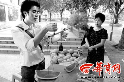 贫困大学生卖西瓜日挣百元(图)