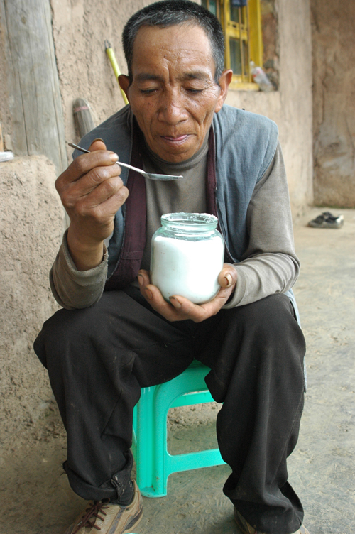 红河61岁老汉 每天吃盐一市两 他说盐像糖有甜