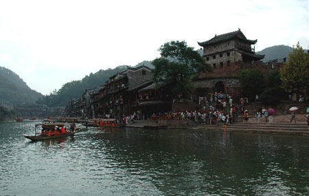 湖南凤凰大桥垮塌事故调查开始进行