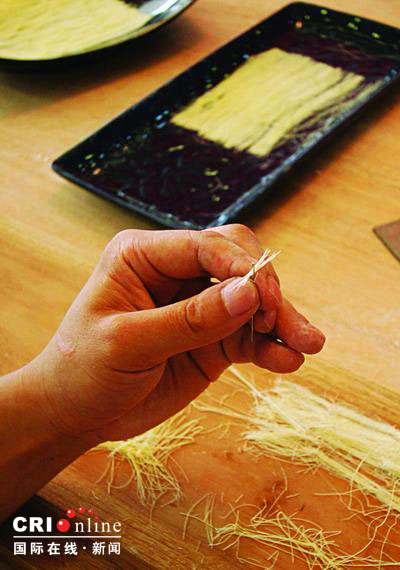 四川自贡厨师苦练19年 做出全球最细面条
