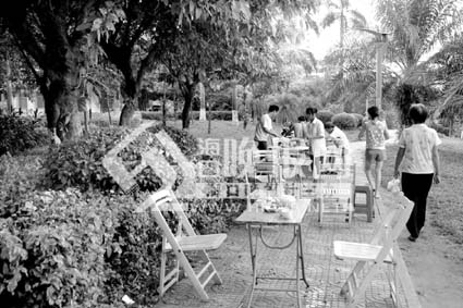 小公园变海鲜市场烧烤摊 海口市民哪里去休闲