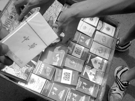 市民孙先生拿着一盒白盒中华烟问