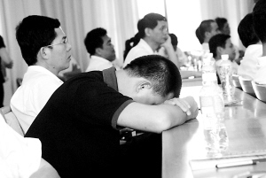 法院副院长上班喝酒丢官