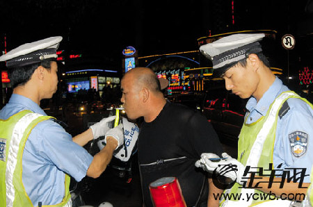 黑幕下,交警设点查车