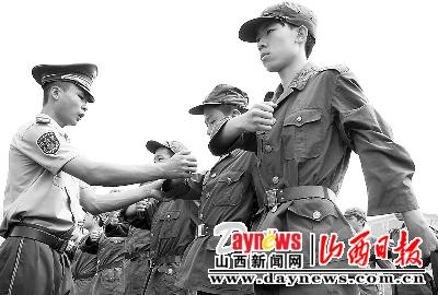 临汾一中 新生展示良好风范(图)