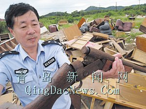 民警告诉记者,枪膛内卡着子弹的猎枪仍具杀伤力早报讯昨天上午,治安