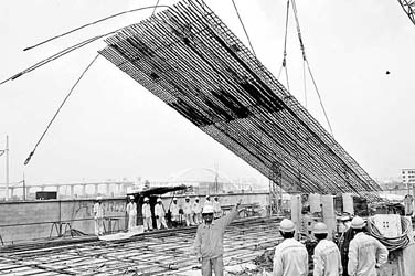 上海建工机施五分公司施工人员正在安放大型钢