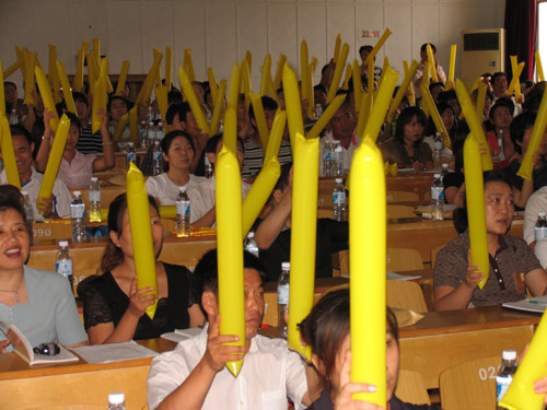 首都职工文明拉拉队首次审议队歌及规范动作