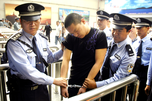 出逃2年 砍人嫌犯昨被押到昆明