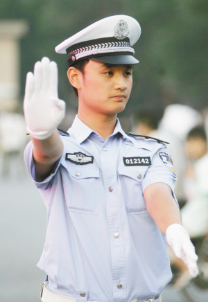 交警演练新手势_新闻中心_新浪网
