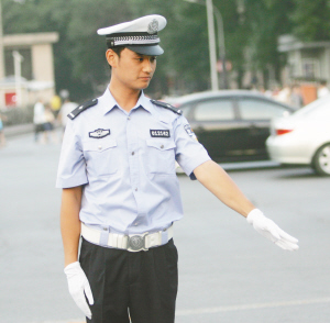交警演练新手势