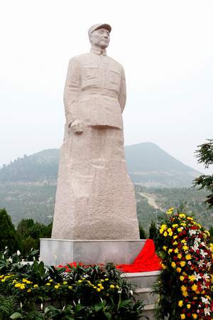 邓小平塑像在涉县将军岭揭幕