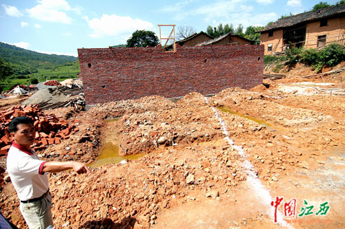 新农村建设怪状:房屋被强拆,原地又重建?
