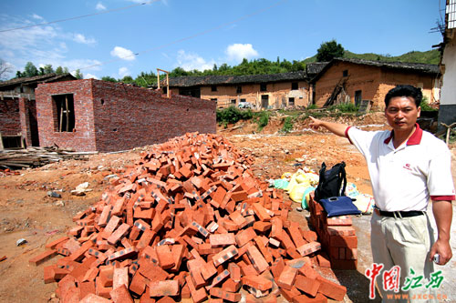 新农村建设怪状:房屋被强拆,原地又重建?