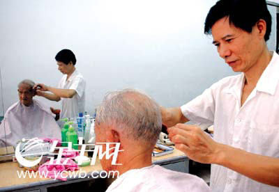 85岁的理发店还在营业