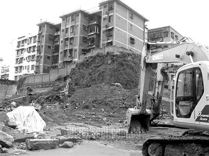 老楼堡坎被挖 百余居民悬心