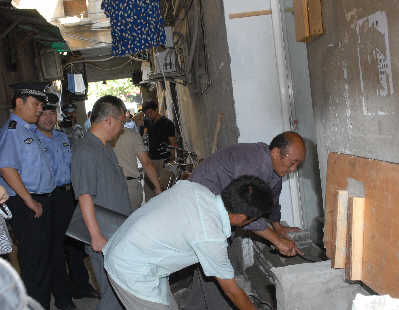 淮海路违章搭建盒饭店被强拆