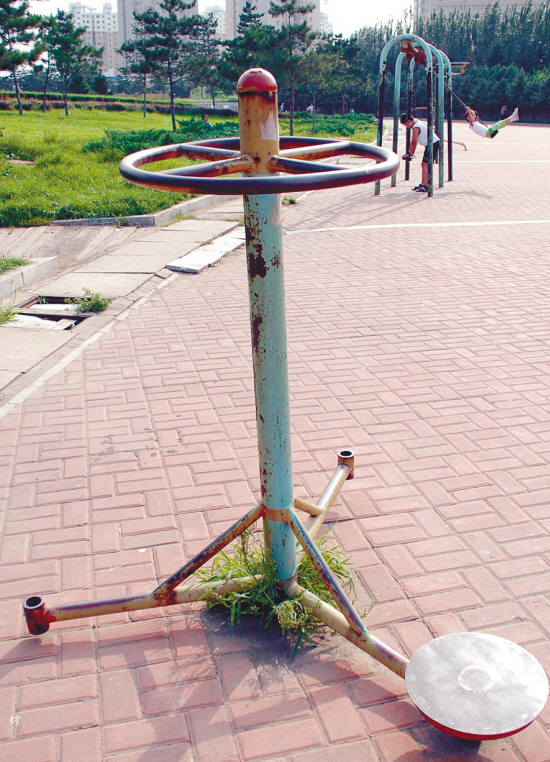 公园健身器材伤痕累累