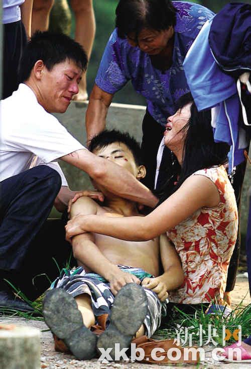 儿子游水溺亡母亲抚尸长哭