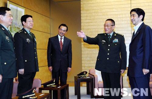 国防部长曹刚川会见日本外相町村信
