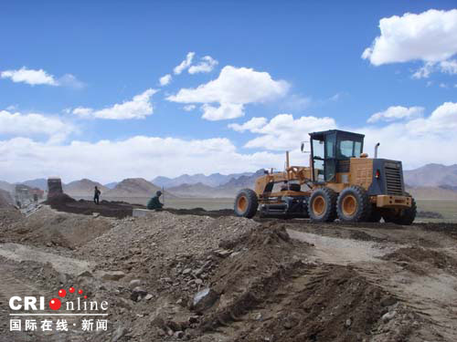 默默奉献在天路上的筑路工人