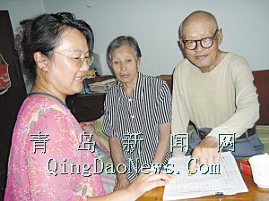 80岁老人领到体检补助