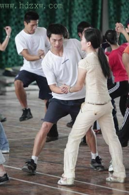 学跳集体舞难倒体育老师
