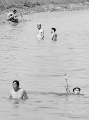 沈阳丁香湖裸泳者收敛了 晨报倡议告别裸泳