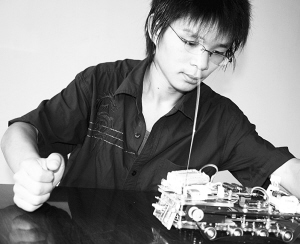 职院学生暑假自制机器人