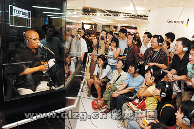 云南诗人于坚在玻璃盒隔世朗诵诗歌