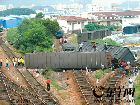 深圳拉货火车翻了两节车厢