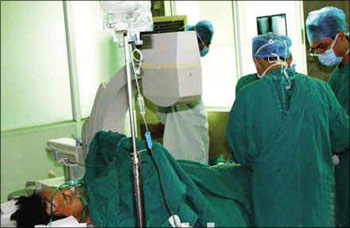 广东药学院大四男生跳楼砸死学妹(组图)