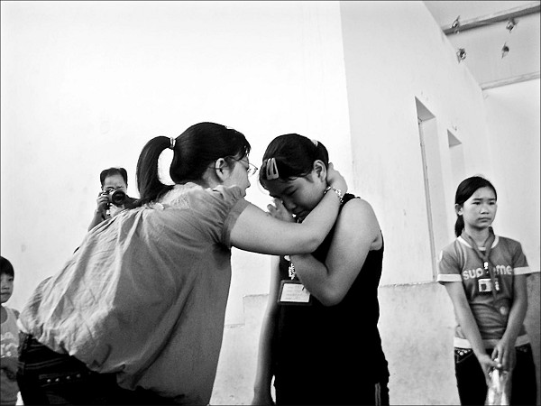 当众发善款惹哭小学生