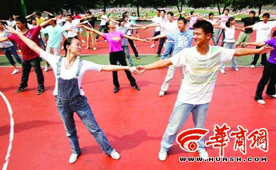 南开中学开练校园华尔兹(图)